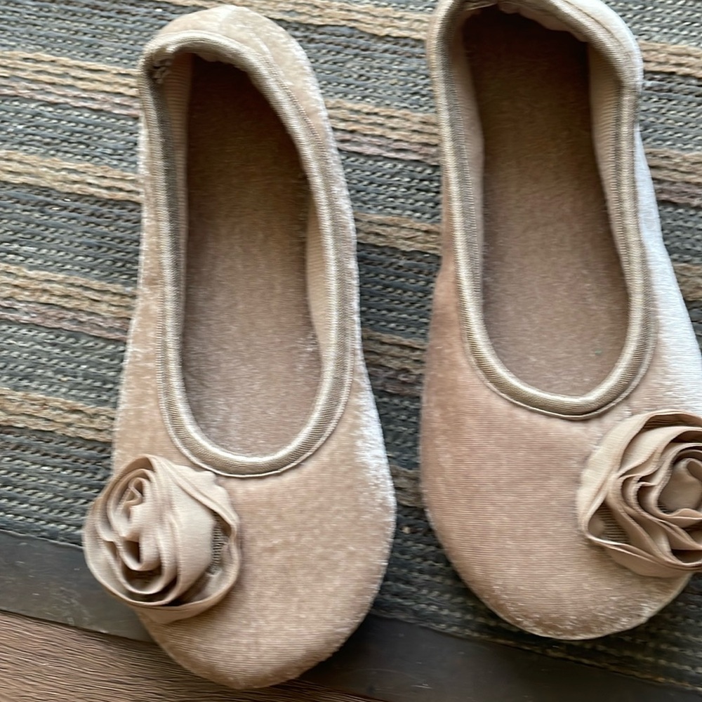 Dear foam Women Slippers Size S/P 5/6